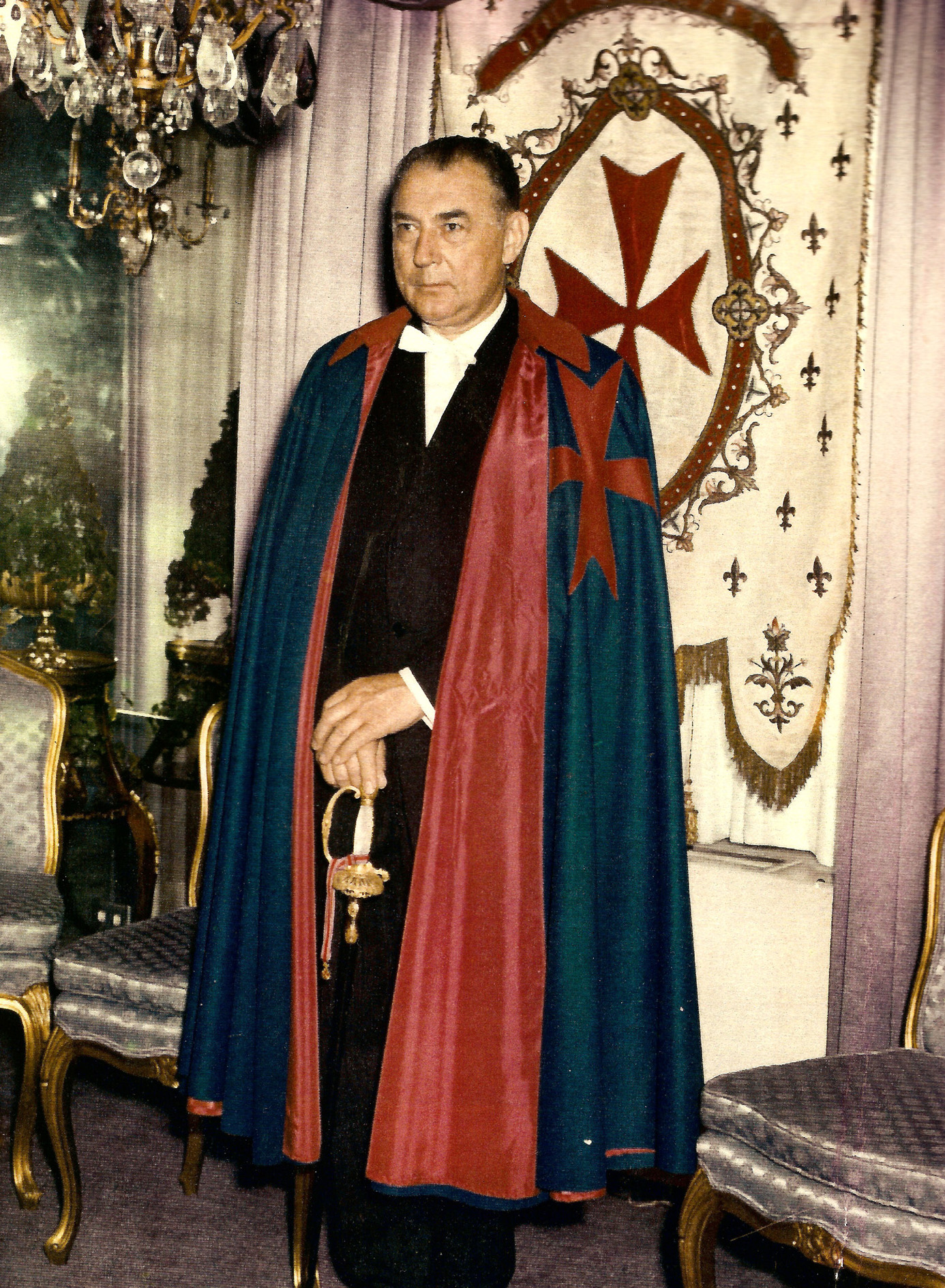 John L. Brom jako rytíř řádu Order of Cyprus